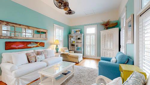 Charleston-style cottage w/ lovely decks, steps to the beach & pools - Foto 3