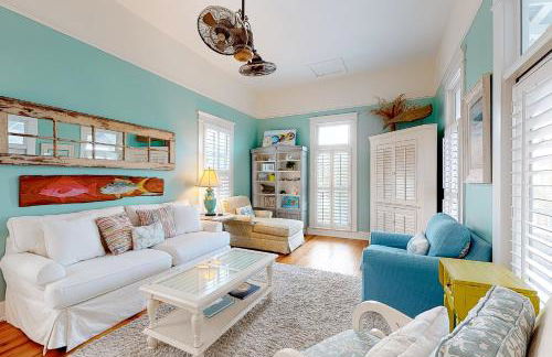 Charleston-style cottage w/ lovely decks, steps to the beach & pools - Foto 3