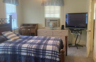 Charleston, SC themed - PRIVATE 1 QUEEN BED 1 BATH APARTMENT 2 FUTONS THAT FOLD OUT FLAT TO SLEEP ON & LEATHER LOVE SEAT GAS LOGS IN LIVING ROOM FULL KITCHEN POKER BUMPER POOL TABLE CONVENIENTLY LOCATED IN COLUMBIA SOUTH CAROLINA 1 QUEEN BED & 2 SOFA BEDS - Foto 16