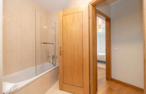 Atlantic Ocean 2BDR with Pool by LovelyStay - Foto 9