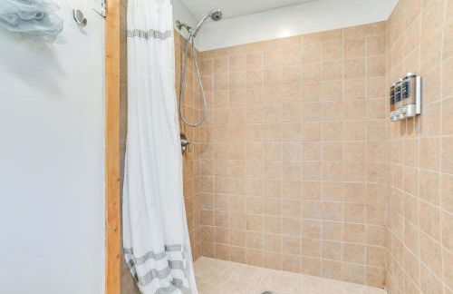 Houghton Lake Cottage with Patio Walk to Waterfront - Photo 15