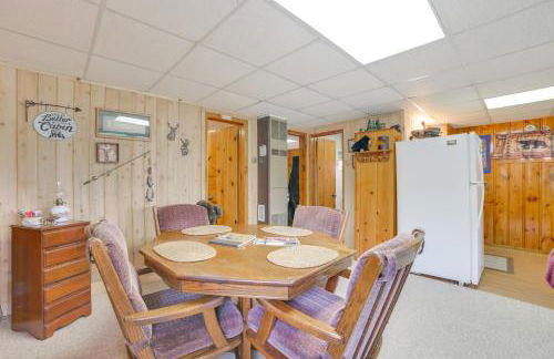 Cozy Onaway Vacation Rental with Deck and Fire Pit! - Foto 9