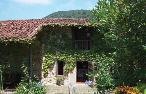 Gatehouse of the Palacio de Hualle near Comillas - Foto 16