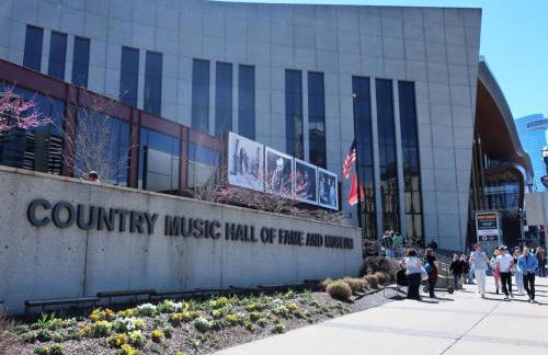 Two Condos on Music Row that Sleeps 14 with POOL and Parking - Foto 6