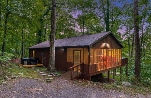River Cabin w Hot Tub, Screened Porch & Fire Pit - Photo 6