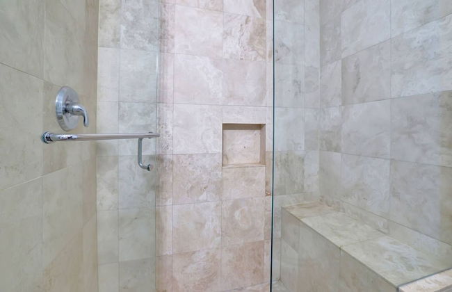 Chamblee Retreat 3BR Home w Spacious Porch - Foto 37