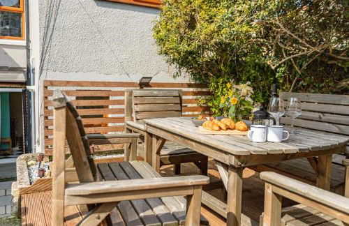 Dog Friendly Cosy Coastal Cottage with Sea Views - Photo 26