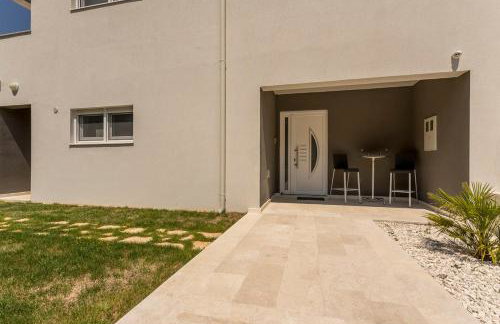 Luxe villa with pool, jacuzzi, and sauna - Foto 45