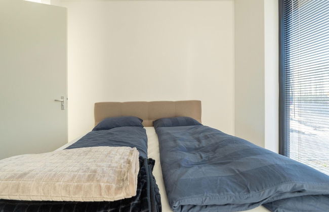 Cozy Villa With Lakeside Views - Photo 6