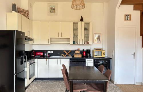 Les Douves Duplex 5 personnes lumineux avec jardin et terrasse aménagée , vue sur château à 5mn de la mer, proche Omaha Beach et Bayeux - Foto 13