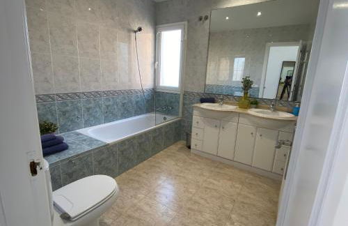 Villa Med A 2 kilometros andando de la playa, del puerto de Aguadoç y a 4 del centro de Sitges Muy Soleada todo el dia Capacidad superior a 16 personas NO REQUIERE COCHE - Foto 36