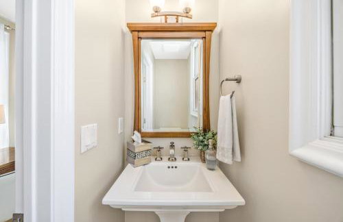 Beach Retreat- Walk to Beach, BBQ, Oceanview Rooftop & Firepit - Foto 47