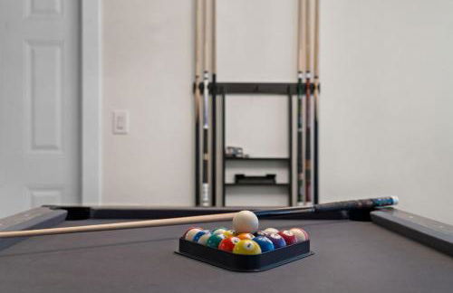 Spacious 6 Bed House near Airport, Pet-Friendly, Close to AFB - Photo 30