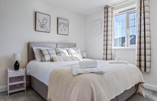 Beautiful and comfortable home away from home with free parking, fast wifi and white crisp hotel standard linen hosted by Our Home Short Stays - Photo 15