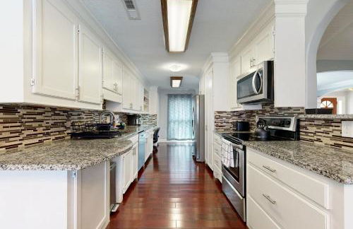 Bring Your Pup! Goose Creek Home with Private Pool - Foto 19