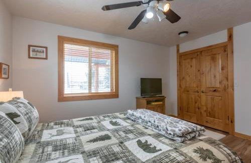 Chester Currents by KABINO Riverfront on Henrys Fork Air Conditioning Boat Launch Foosball Pool Table Huge Yard Garage WIFI - Foto 29