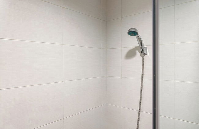 Minimalist And Cozy Studio Tamansari Iswara Apartment - Photo 12