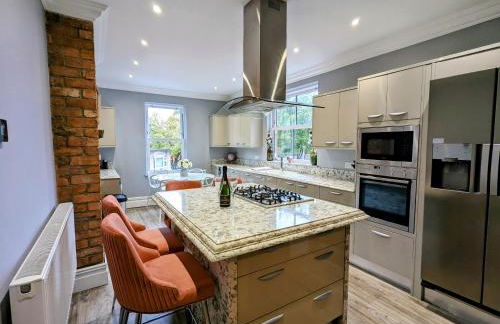 Robert Bolt House, Free Parking, 1 Minute to Metrolink - Photo 2