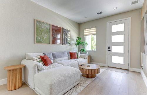 Chic & Spacious 4 Bedroom 3 Full Bathrooms Retreat in West Tampa and Pvt Backyard - Foto 15