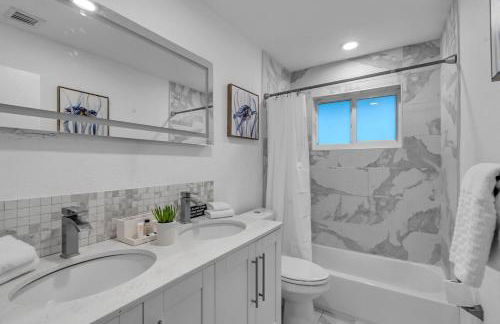 Stunning 4 Bedrooms House with Pool 6 minutes to the Ocean - Foto 26