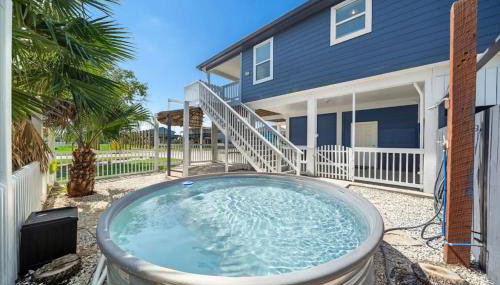 Beach Cottage with Soaking Pool and Outdoor Oasis - Photo 5