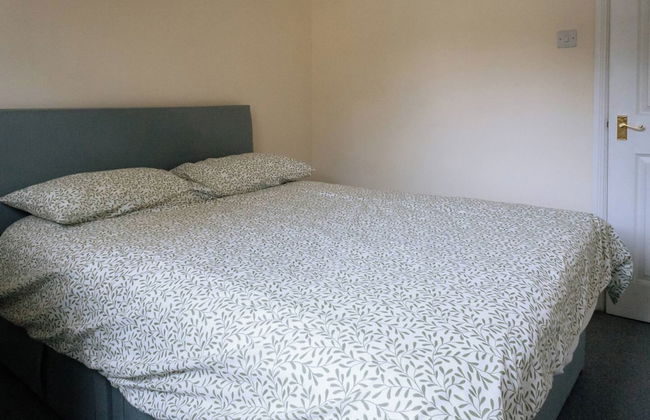 Snug & Serene 2BD Flat - Roseburn - Photo 1