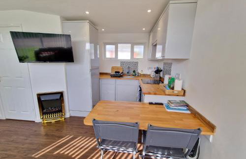 67 Broadside Holiday Chalet near Broads & Beaches - Photo 5