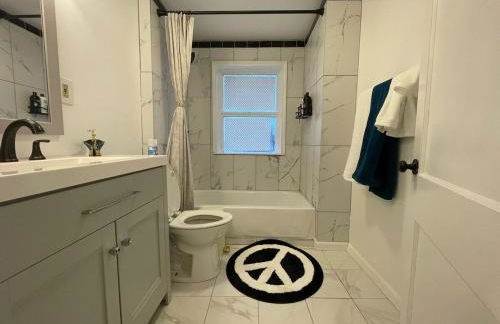 Cozy Roomy family sized apartment on major bus route close to all - Foto 70