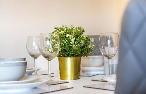 Stylish Canal Side Apartment - City Centre - Free Parking, Balcony, Smart TV, Fast Wifi by Yoko Property - Photo 18