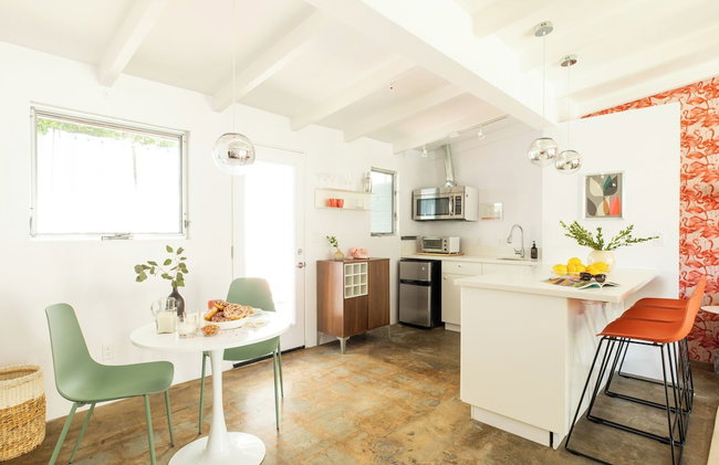 2 Rooms, Sleeps 8 Retro Hotel w/ Pool Wesley King Studio Buyout by Avantstay - Photo 13