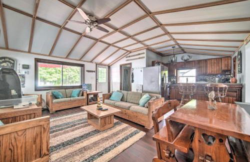 Jamestown Retreat with Hot Tub - Walk to Lake! - Foto 1