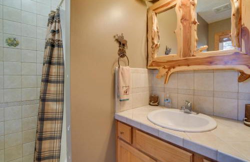 Walk to Lake Lampe Cabin with Fireplace and Deck! - Foto 16