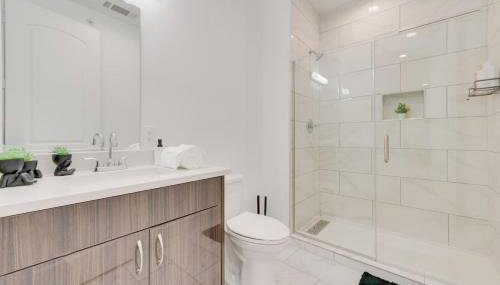 Metro Sky 2BR I Parking I King Bed I Workspace - Foto 5