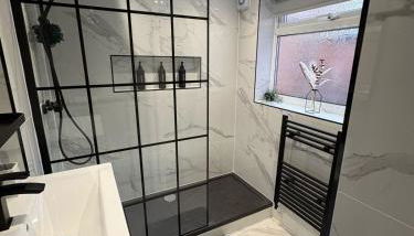 Anfield Home - Sleeps 7 - 1 min walk to Stadium! - Foto 3, Shower