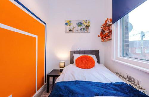 4 Bedroom House in Walkden with Free Parking, by Short Term Digs Short Lets & Serviced Accommodation - Foto 50