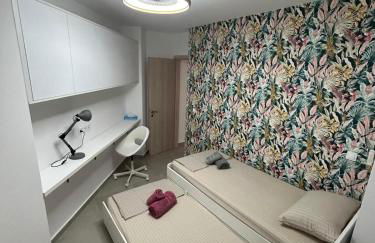 Floral Home 2 - 1st floor apt with private parking! - Photo 30