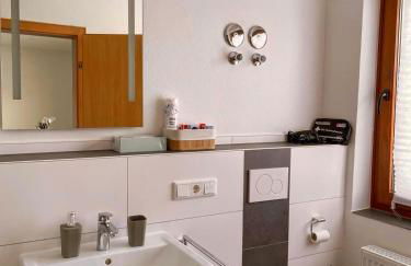 MaMa-Apartments - Haus Martina im Herzen der Rhön - 3 einzelbuchbare moderne Wohnungen für 2-8 Personen, Terrasse, Balkon, Garten, Ski und E-Bike Keller, Lounge, freies Wlan, familienfreundlich - Foto 6