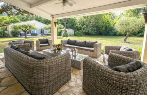 Spacious villa in Tourrettes-sur-Loup with Private Lake access Sleep 16 - Foto 47