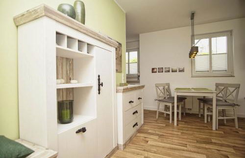 Terrasse, gratis Nutzung vom AHOI Erlebnisbad und Sauna in Sellin - Villa Karola FeWo 02 - Foto 13