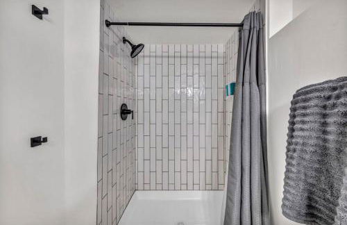 NEW! Modern Retreat Near CLE-Game Room-Renovated - Foto 16