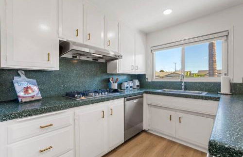 Modern 4 King Beds, Beautiful Large Backyard, Golf, WFH, Long Stays, WI-FI, FWY, 25 mins to Beach - Photo 3