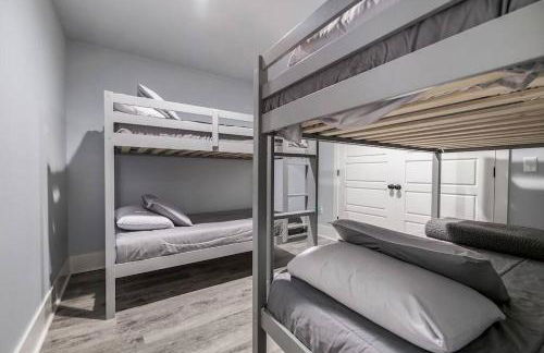 The Fox Den 4BR/3BA- Near HWY 12 Bridge-Lakefront - Foto 26