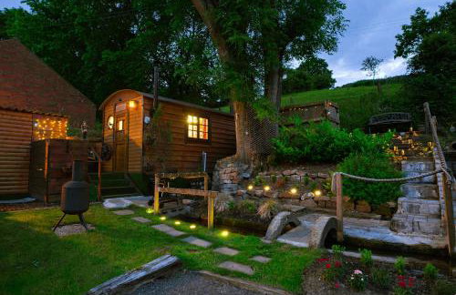 The Old Pumphouse Shepherds Hut with Hot Tub - Photo 5