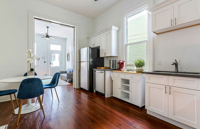 Vibrant Uptown Condos - Foto 8