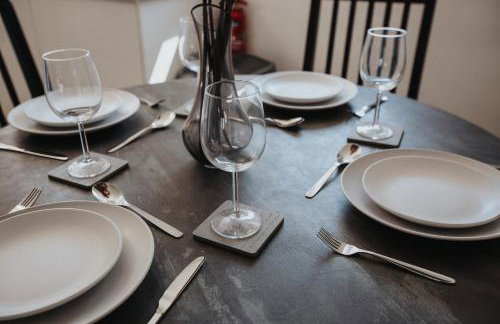 Waterfront 2 Bed Apartment - Free Parking & Wi-Fi - Foto 18