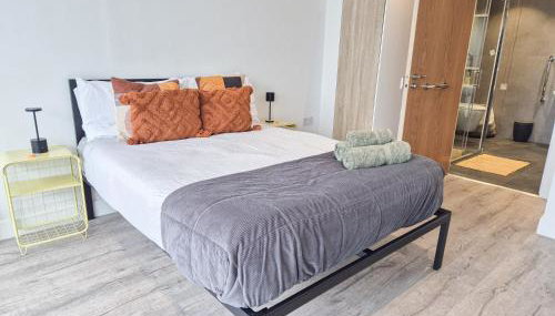 Promo Rate - Comfy Islington Studio Flat near Upper Street, Highbury & Angel Station with FREE WiFi by NourNest Apartments - Foto 5, towels, wardrobe