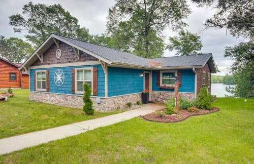 Tranquil Lakefront Cabin Fire Pit, Grill and Patio - Foto 31