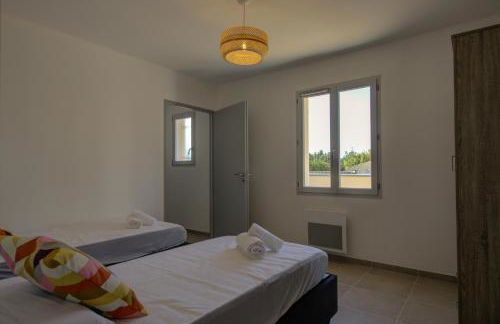 Villa de plain-pied au centre du village avec piscine privée - Foto 10