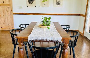 Whispering Pines Retreat, Secluded Cabin with Hot Tub & Pond - Foto 16