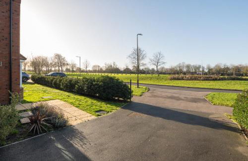 Modern 4-Bed Family Home with 5 Beds & Parking - Foto 41